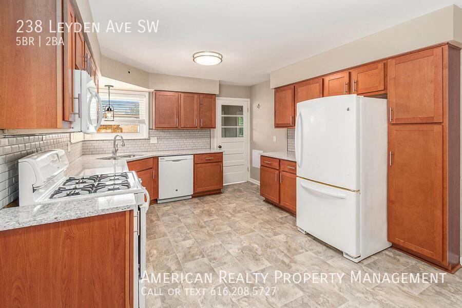 238 Leyden Ave Sw - Photo 4 of 20