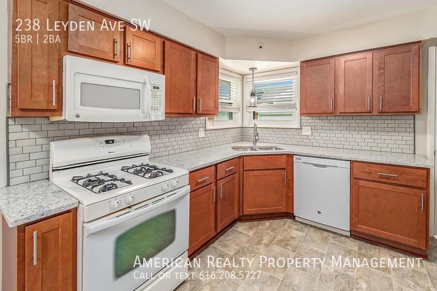 238 Leyden Ave Sw - Photo 5 of 20
