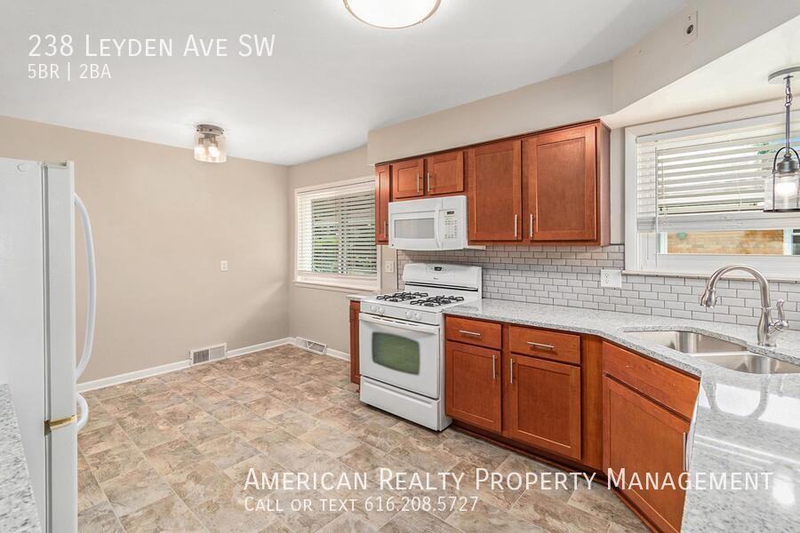 238 Leyden Ave Sw - Photo 6 of 20