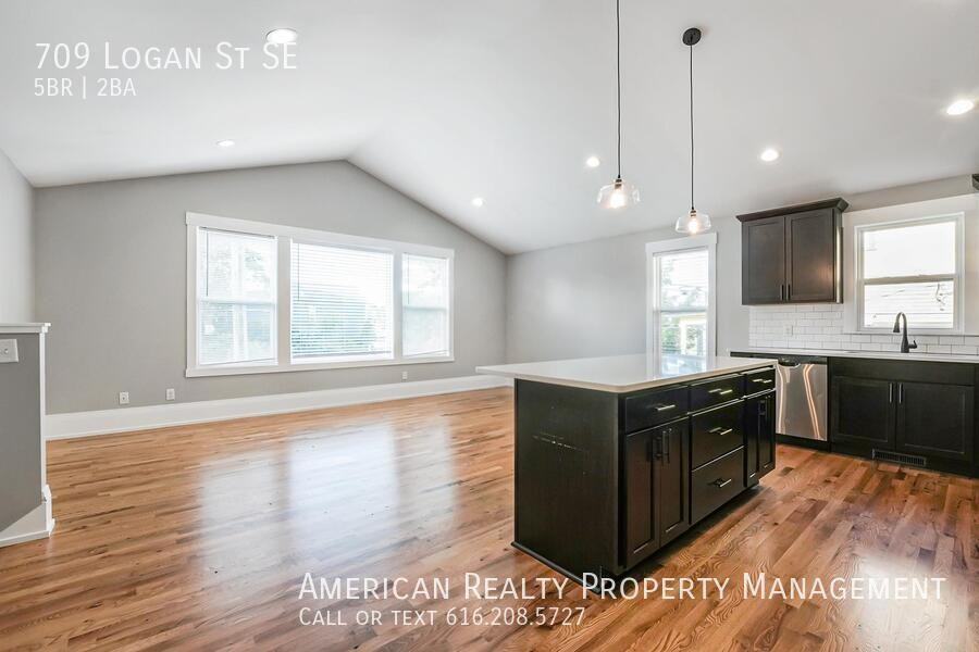 709 Logan St Se - Photo 5 of 16