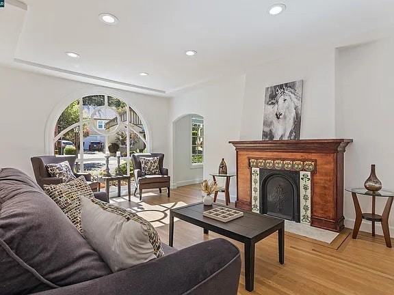 942 Talbart St - Photo 3 of 9