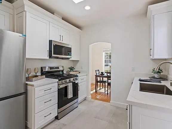 942 Talbart St - Photo 6 of 9