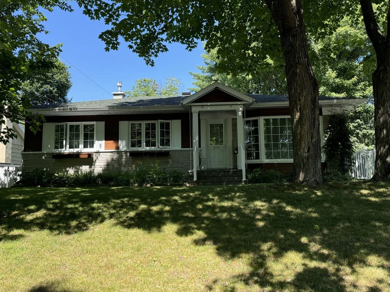 3354 Rue De Boucherville - Photo 2 of 29