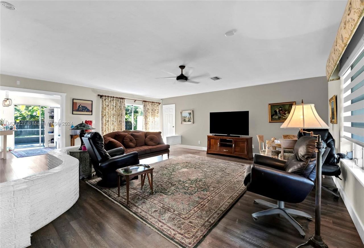 481 Sw 55th Ter - Photo 3 of 8