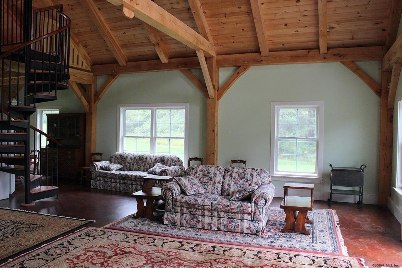 2054 Putnam Rd - Photo 3 of 22