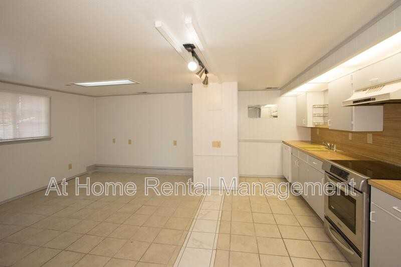 1004 E 15th St - Photo 2 of 18