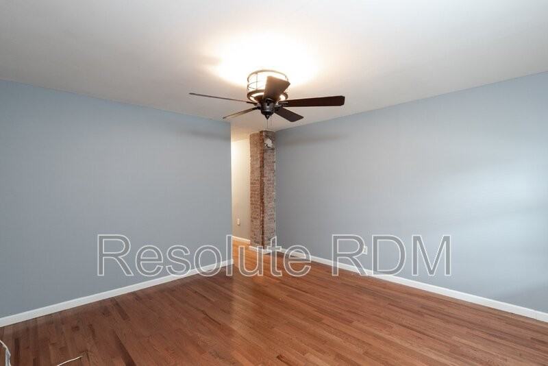 725 Lynn St - Photo 3 of 16