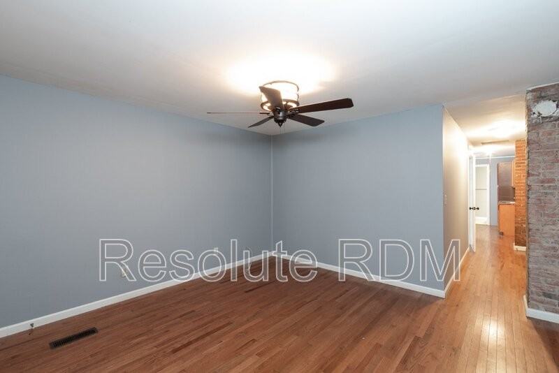 725 Lynn St - Photo 4 of 16