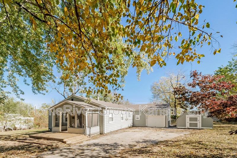 2211 S Hall Rd - Photo 2 of 19