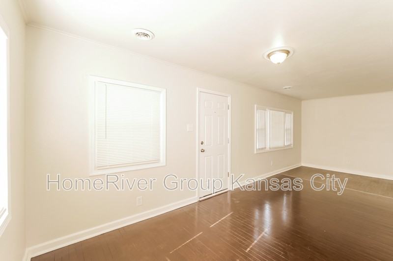 2211 S Hall Rd - Photo 3 of 19