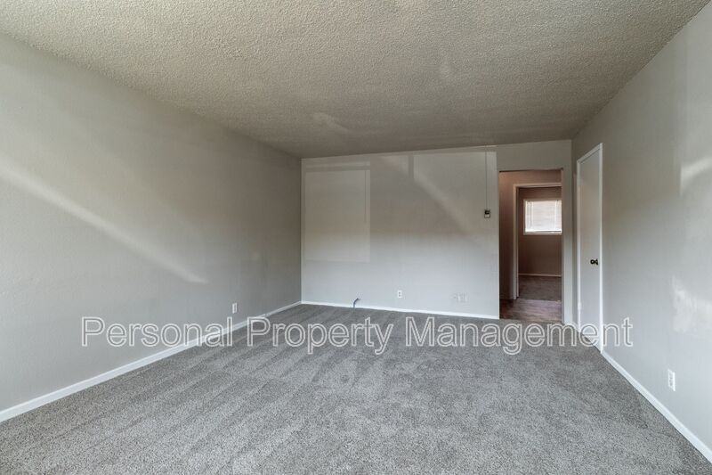 932 Ne 86th St - Photo 4 of 12