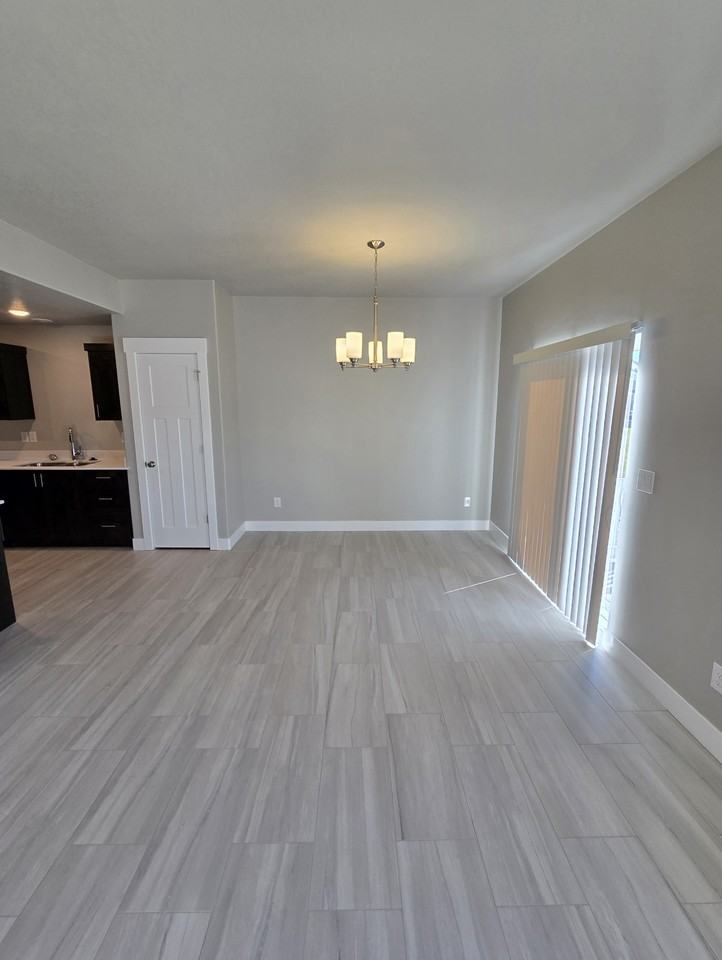 876 N Sapphire St - Photo 3 of 15