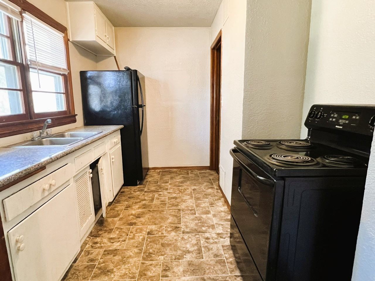 2216 N Minneapolis St - Photo 2 of 9