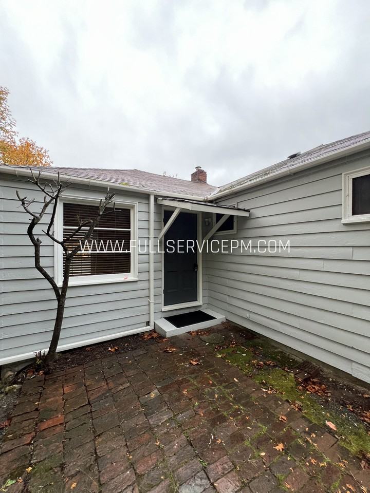 3668 33rd Ave Sw - Photo 3 of 22