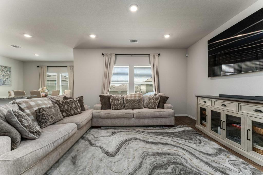 3127 Keuka Park Dr - Photo 2 of 11