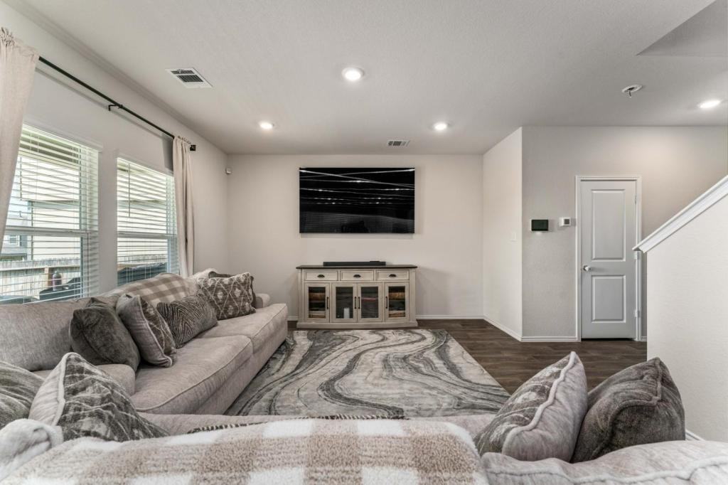 3127 Keuka Park Dr - Photo 3 of 11