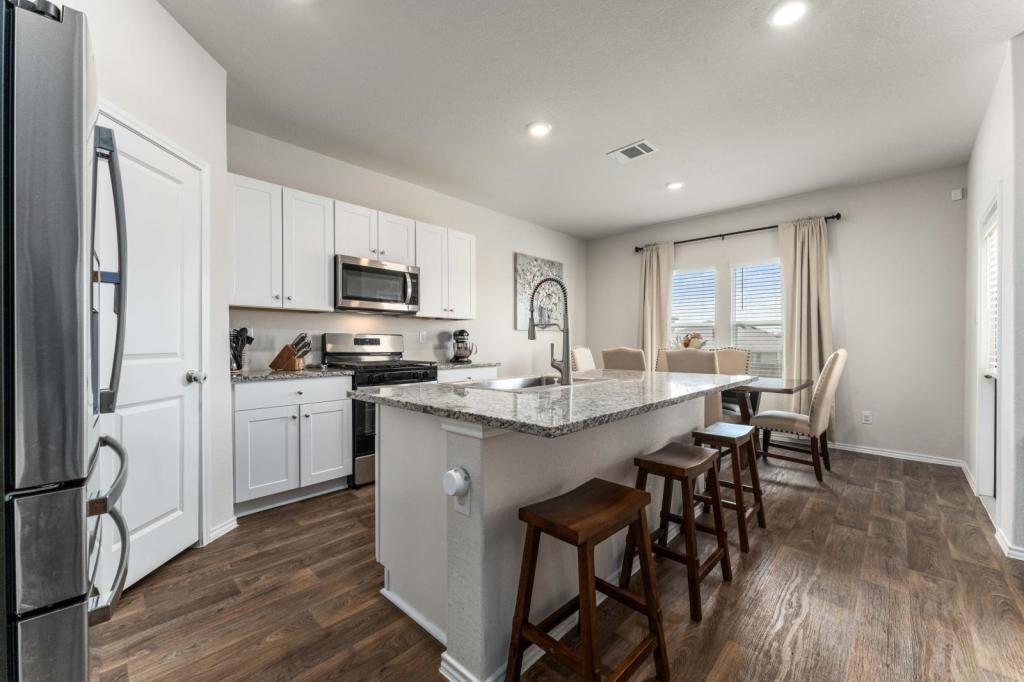 3127 Keuka Park Dr - Photo 4 of 11