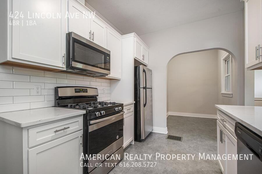 424 Lincoln Ave Nw - Photo 4 of 17