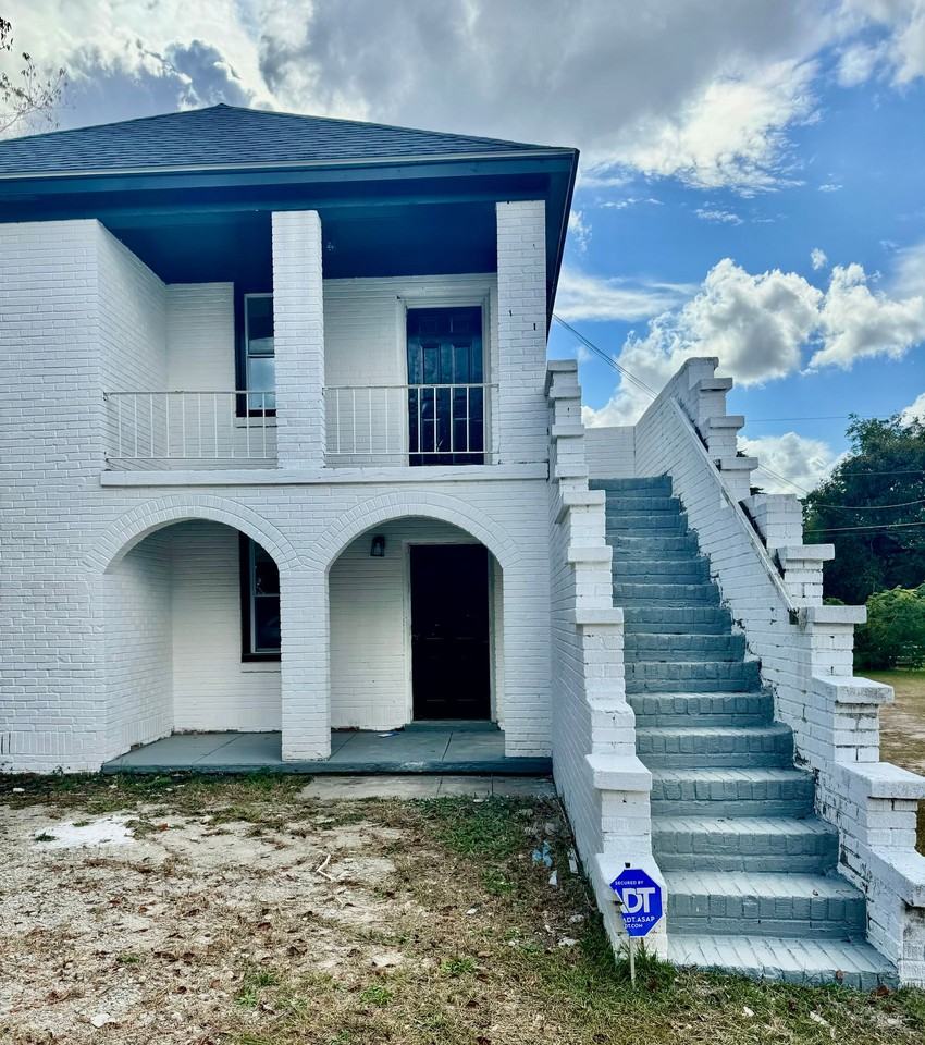 2202 Liberty St - Photo 2 of 16