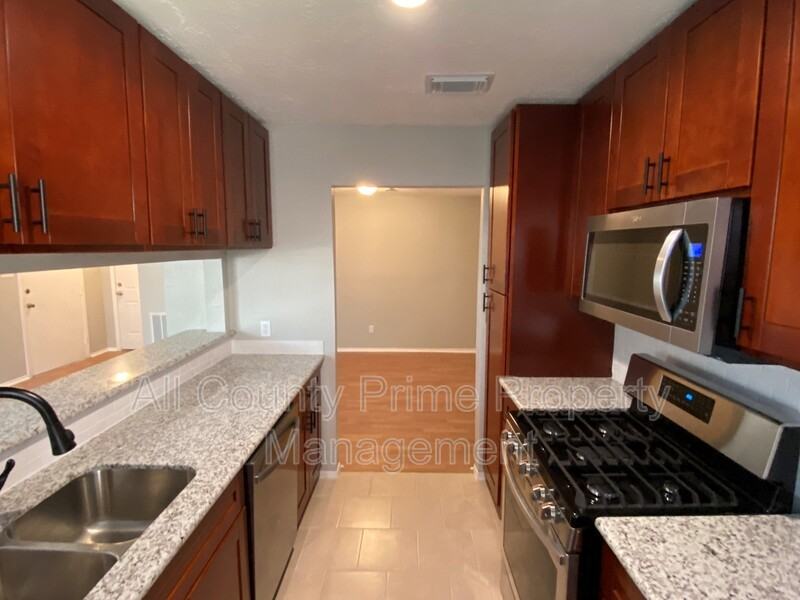 1010 Western Hills Dr - Photo 7 of 17