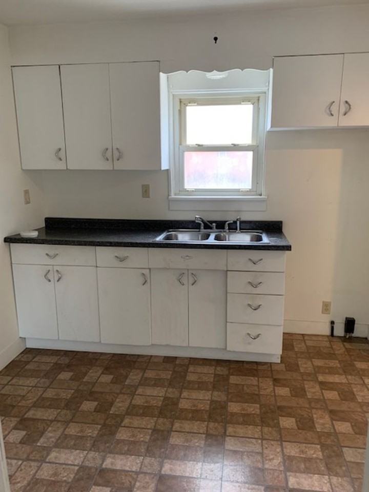 2243 Kenmore Ave Ne - Photo 2 of 9