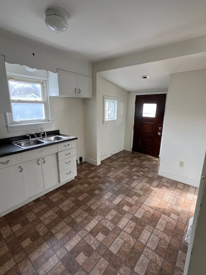 2243 Kenmore Ave Ne - Photo 3 of 9