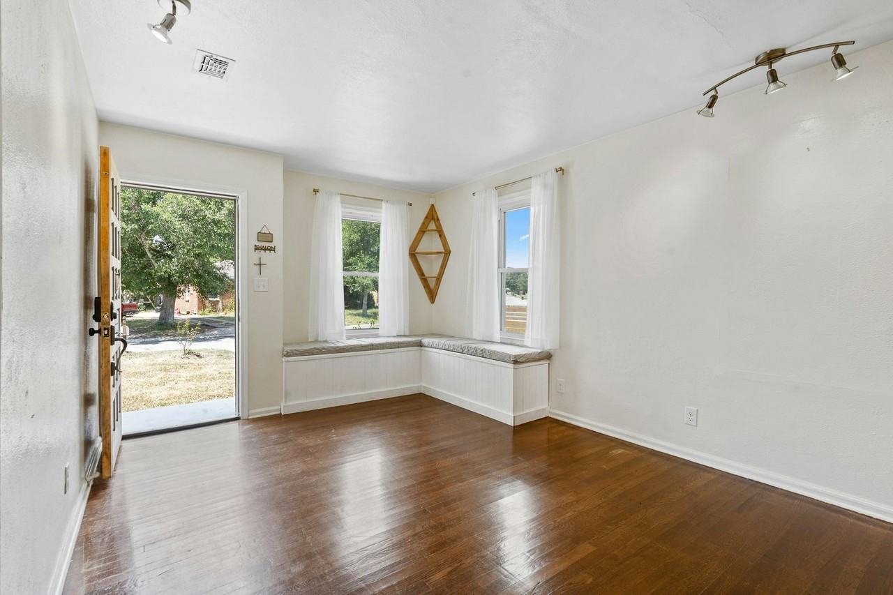 212 Southeast Kalash Road - Photo 4 of 28