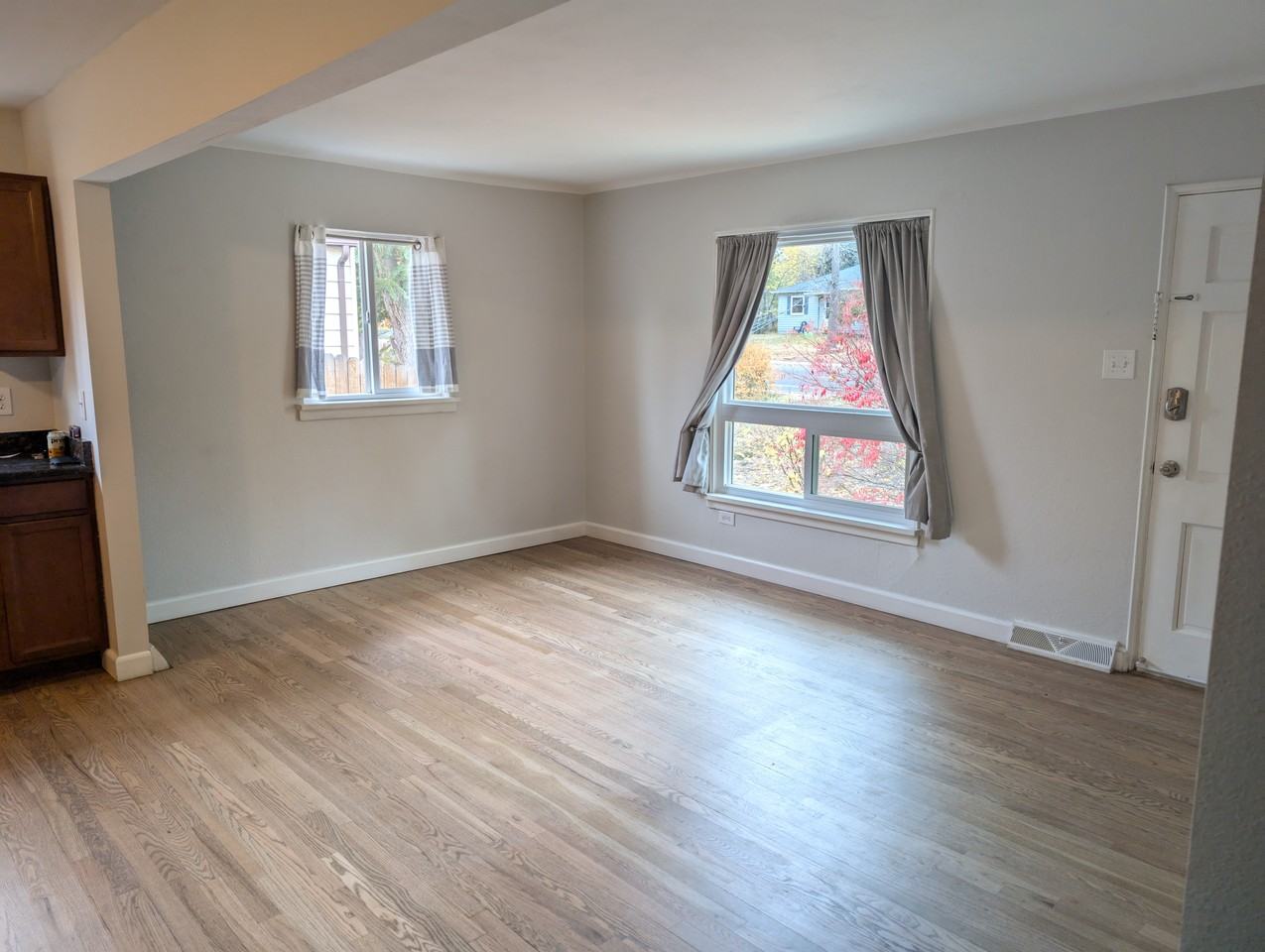 1270 Syracuse St - Photo 5 of 18