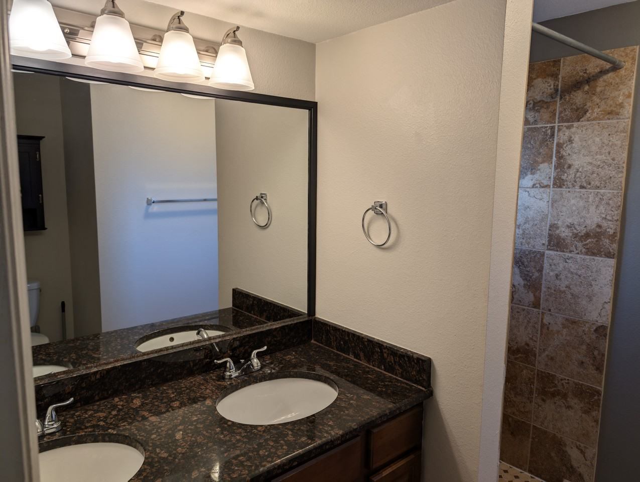 1270 Syracuse St - Photo 7 of 18