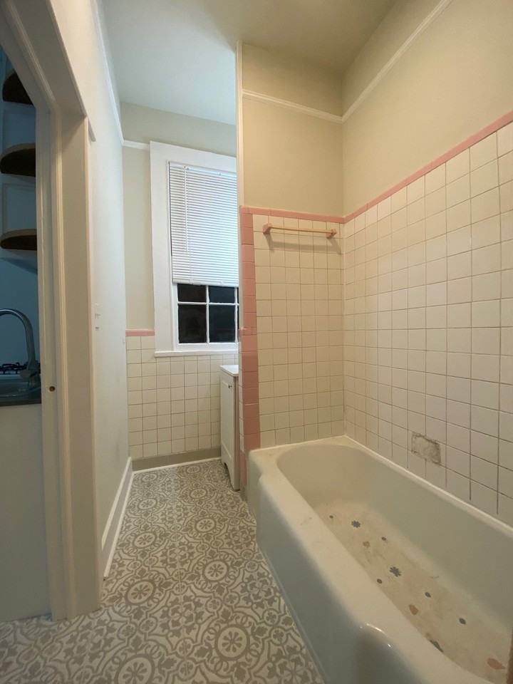 1008 3rd St #B - Photo 6 of 9