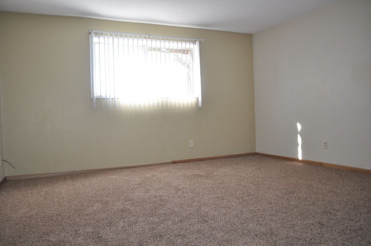 2105 Clarkview Dr - Photo 3 of 14