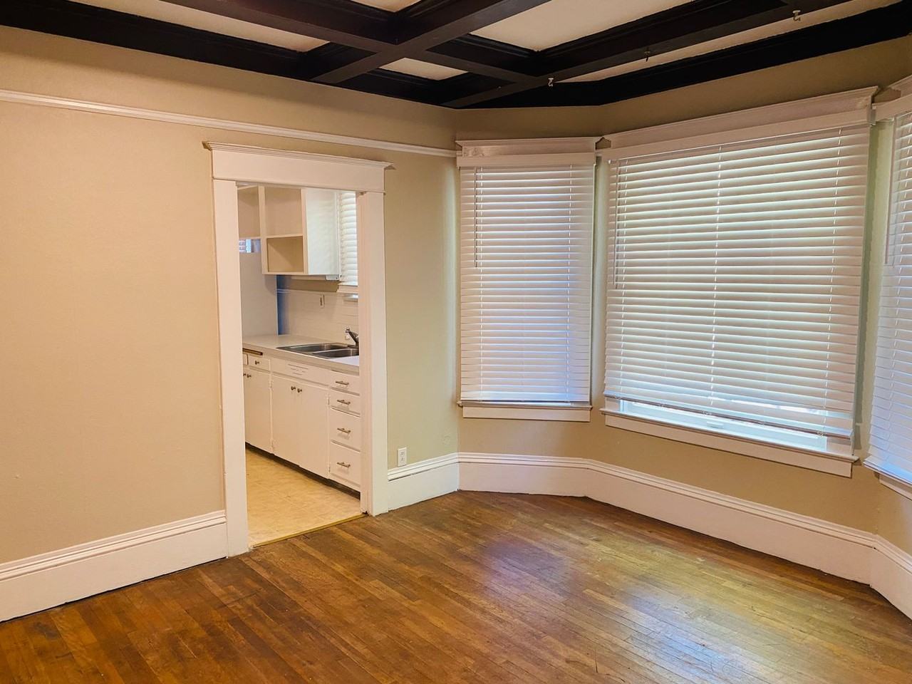 325 Se 27th Ave - Photo 7 of 10