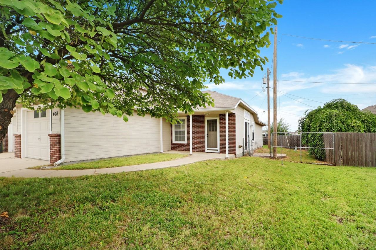 404 Butterfield Rd - Photo 3 of 18