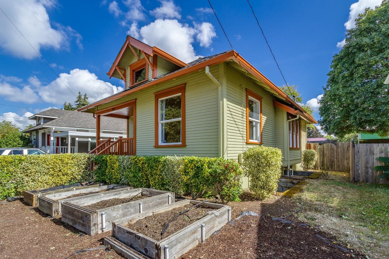 1921 Harney St - Photo 3 of 26