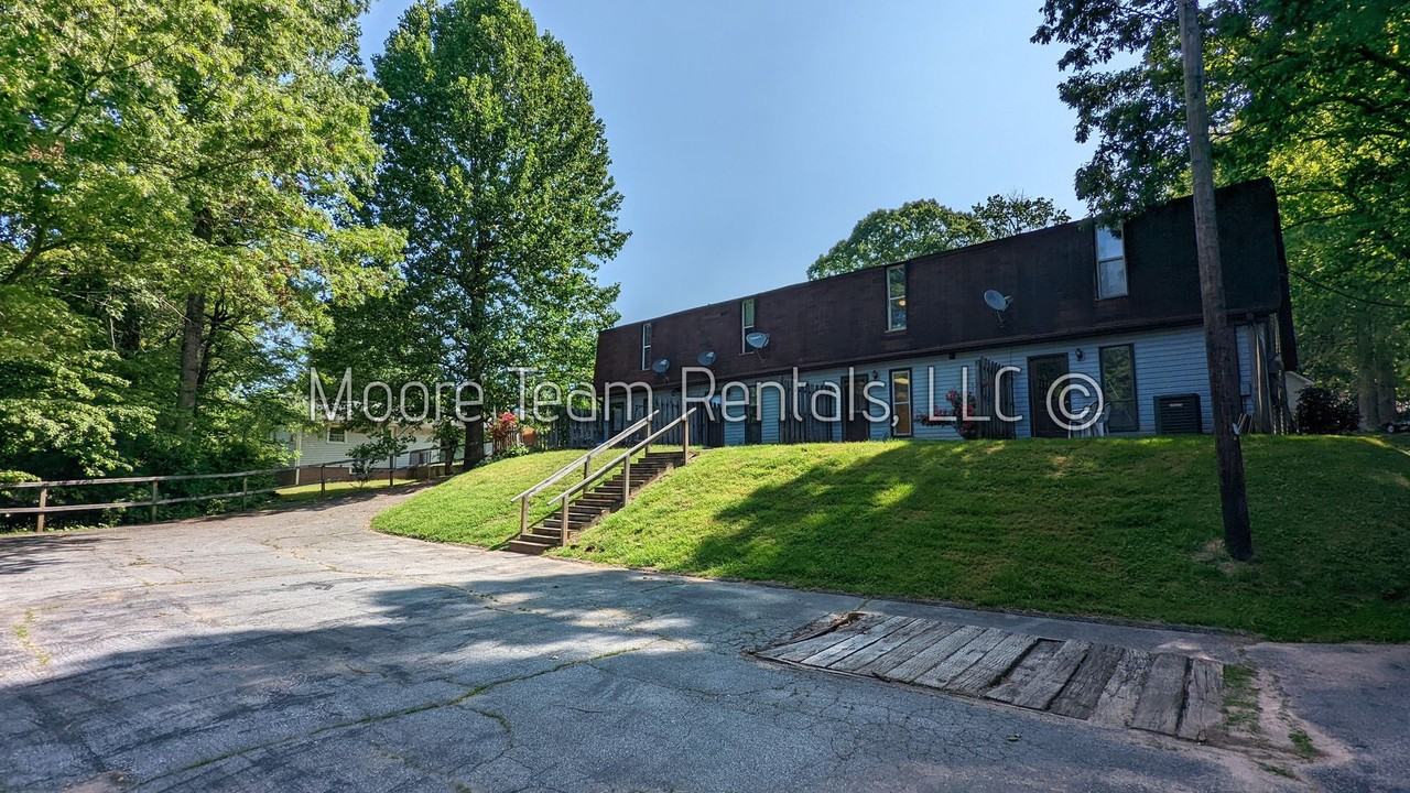 Paradise Ave Apts - Photo 2 of 17