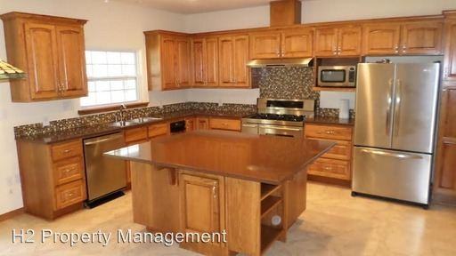 175 Champion Oaks Cir - Photo 2 of 8