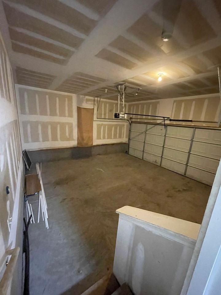1043 Hogan Rd - Photo 3 of 21