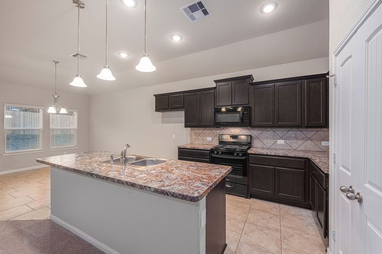 12153 Goliad Ln - Photo 4 of 22