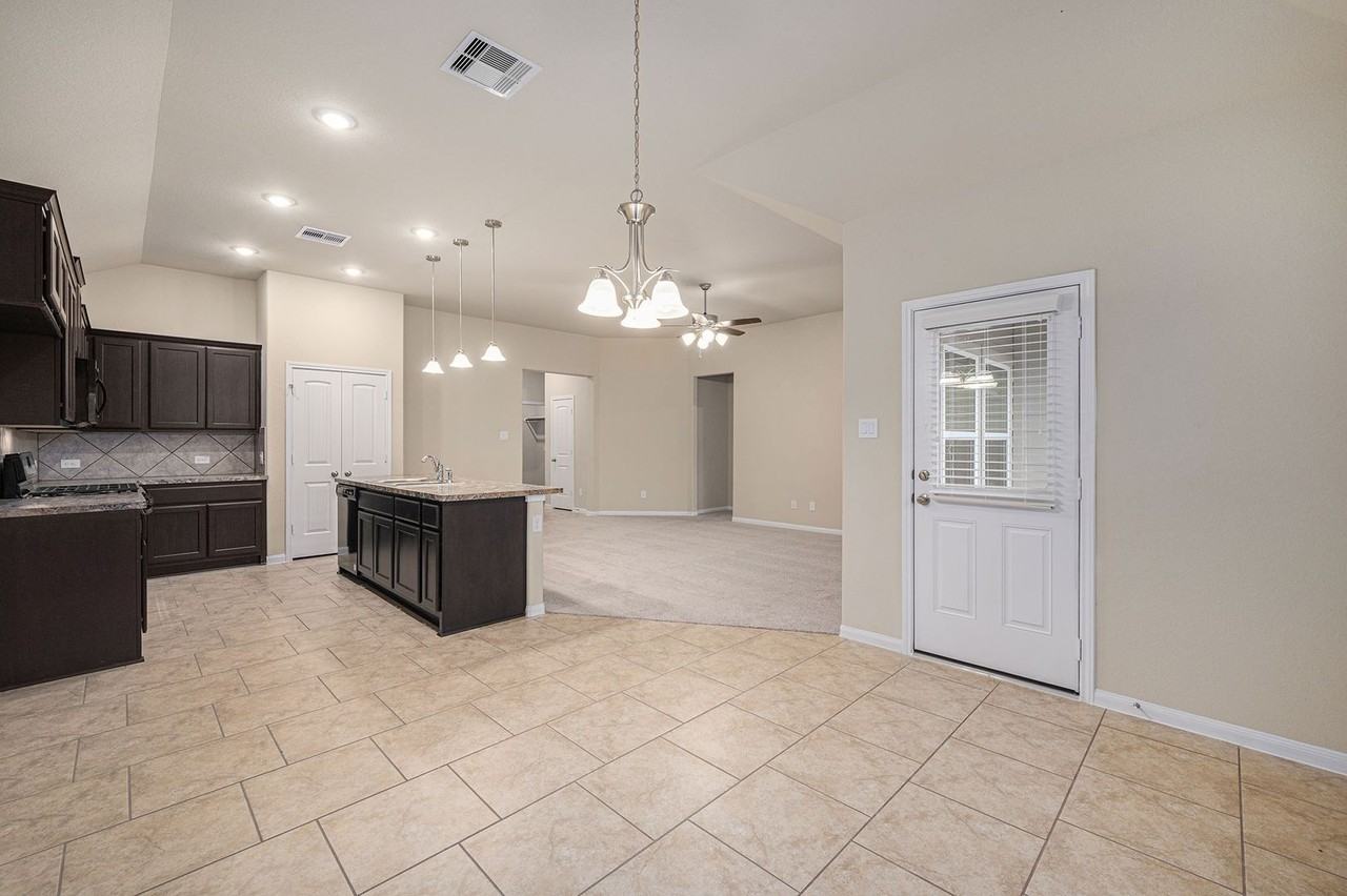 12153 Goliad Ln - Photo 6 of 22