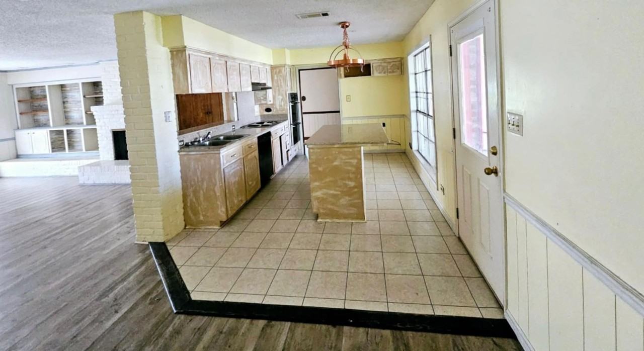 3318 Broadview Dr - Photo 2 of 6