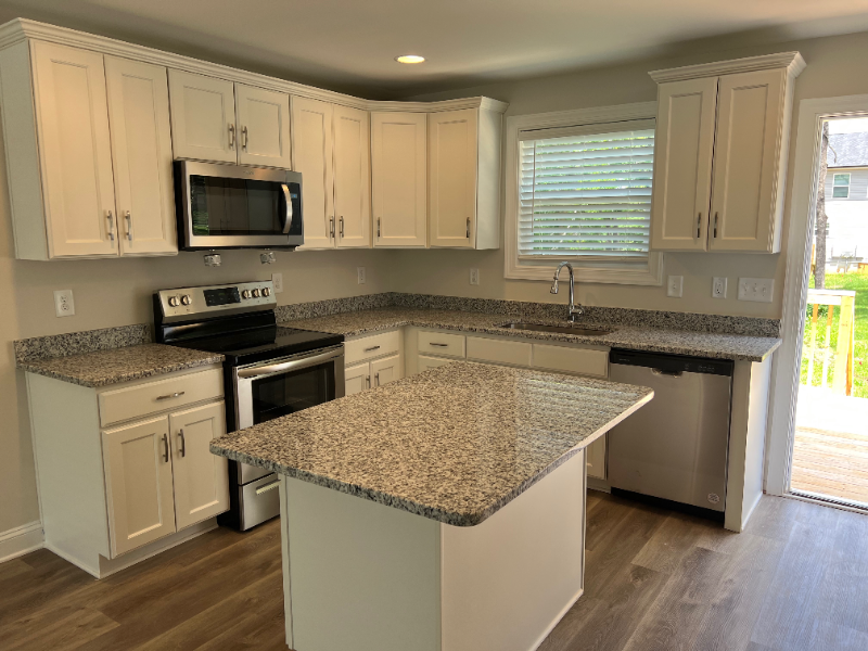 1015 13th Ave Ne - Photo 3 of 10