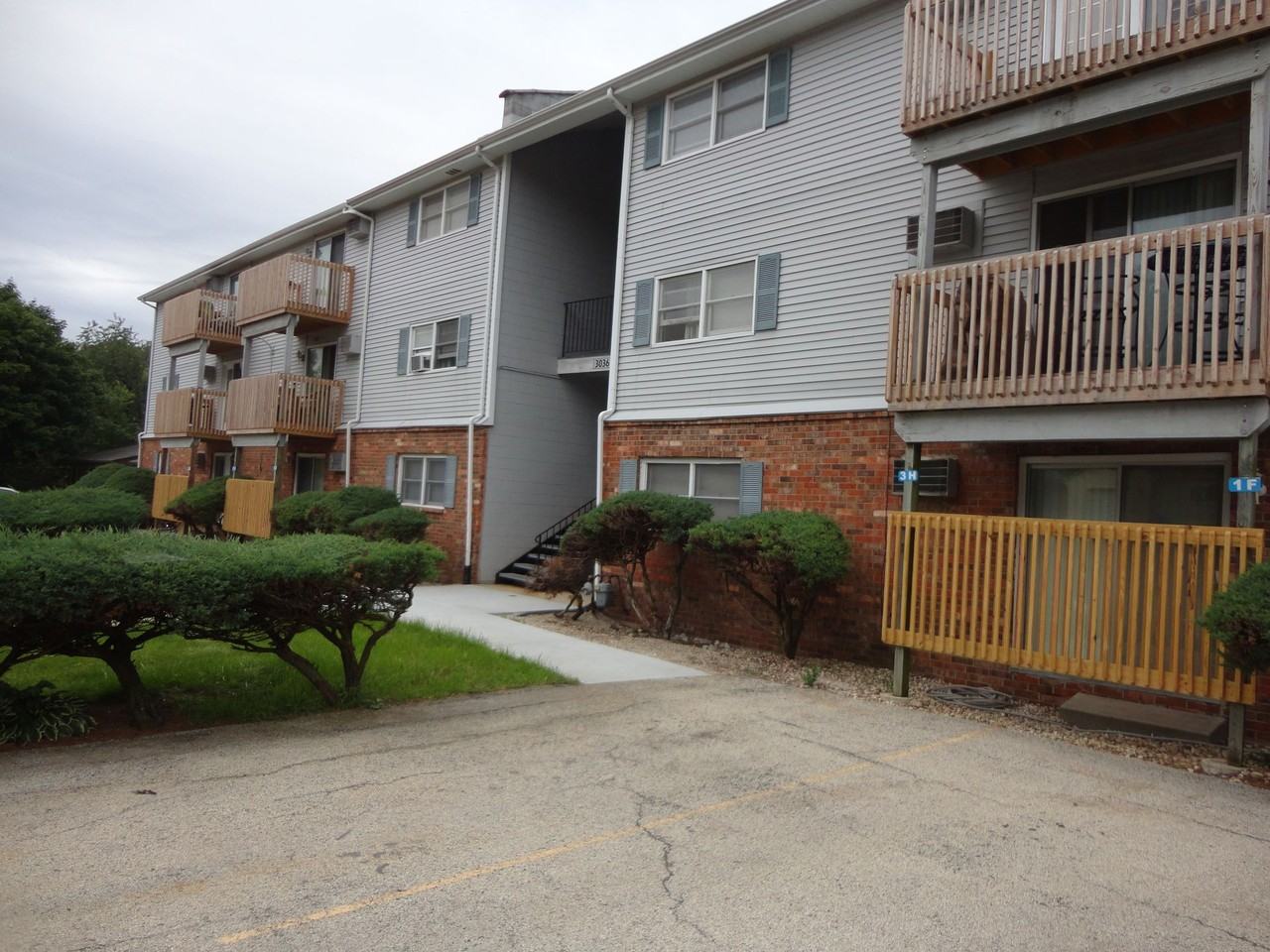 Large 2 bedroom 1 bath with balcony and garage - Photo 2 of 20