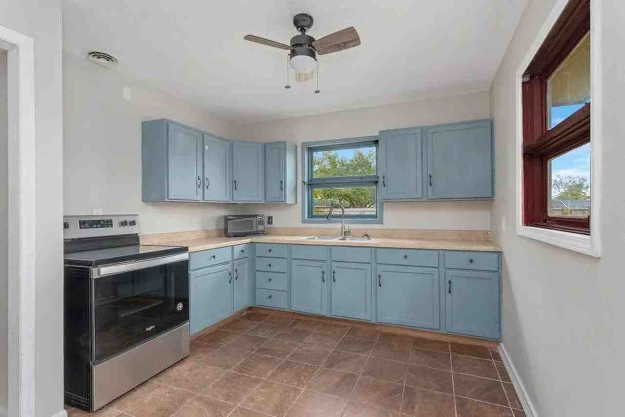 1911 2nd St - Photo 6 of 13