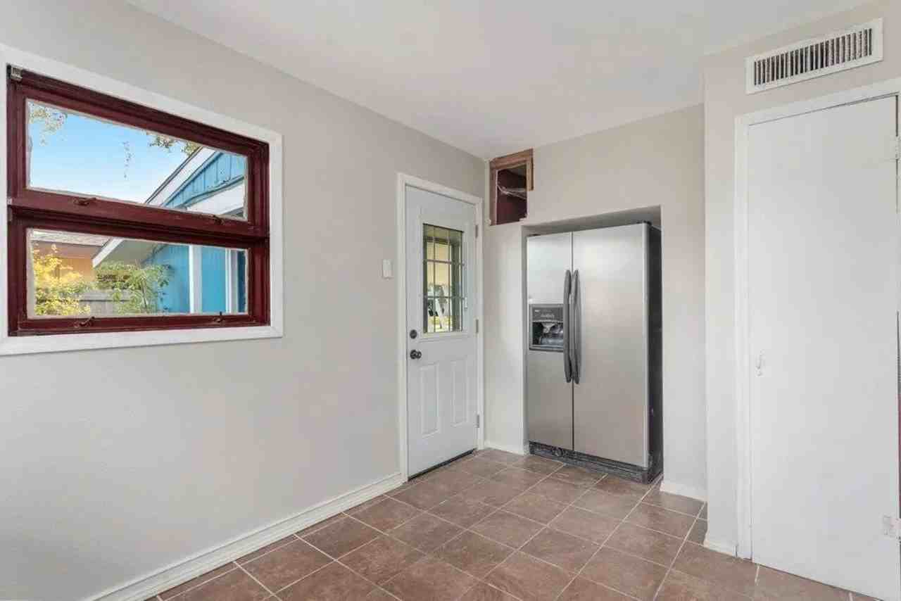 1911 2nd St - Photo 7 of 13