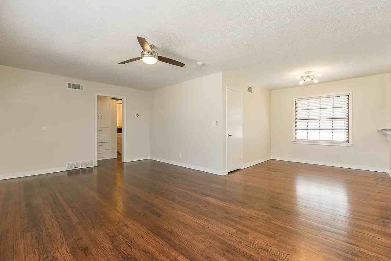 1618 Oxford Way - Photo 3 of 21