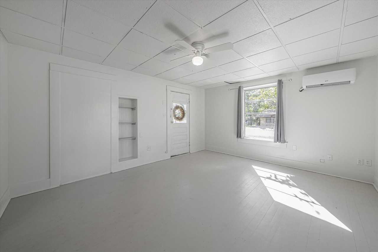 107 W 1st St - Photo 2 of 17