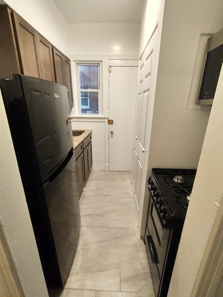 445 Mellon St Se #4 - Photo 3 of 10