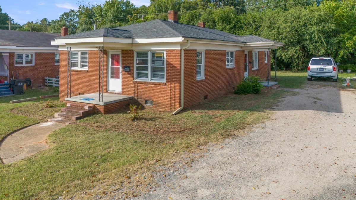 1313 Commercial Ave - Photo 2 of 10