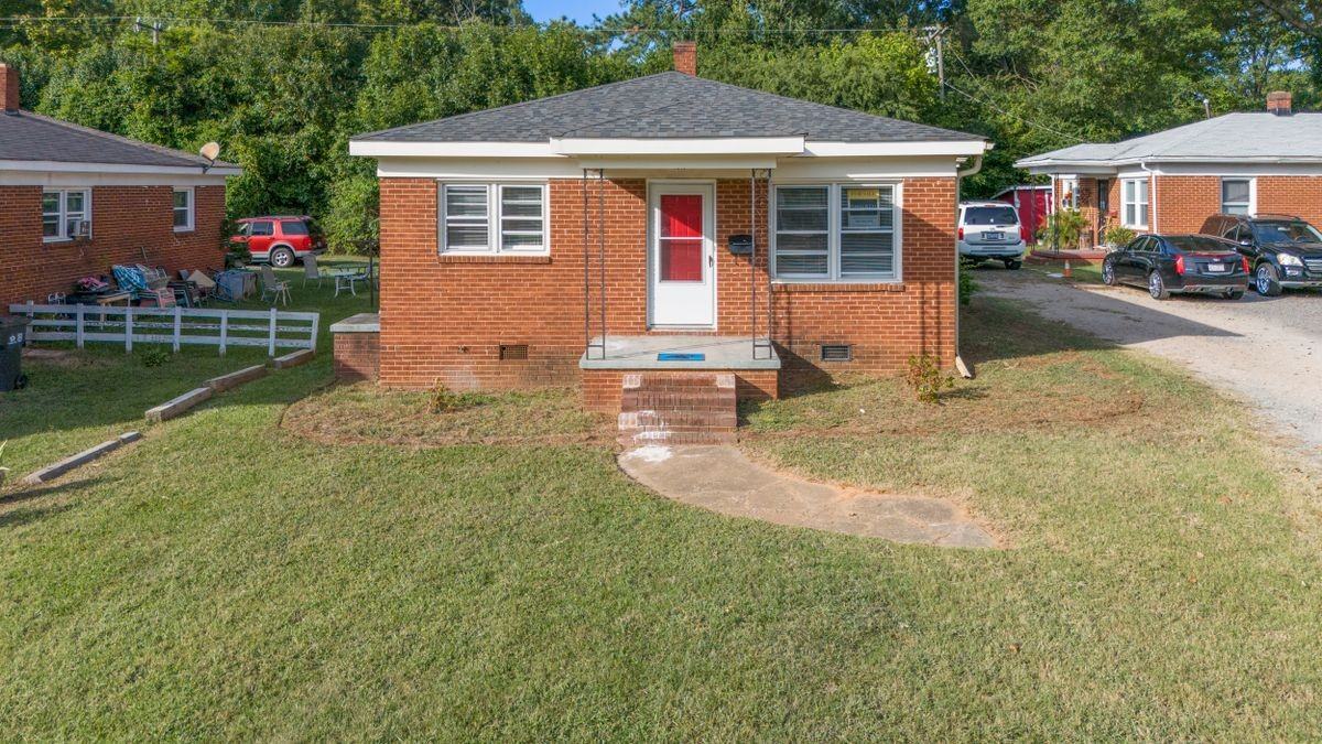 1313 Commercial Ave - Photo 3 of 10