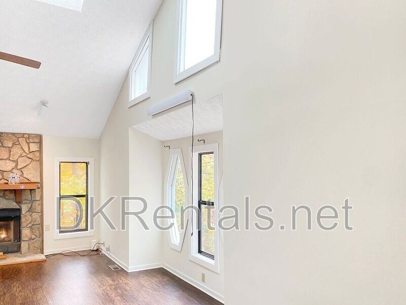 2136 Clementine Dr - Photo 7 of 38